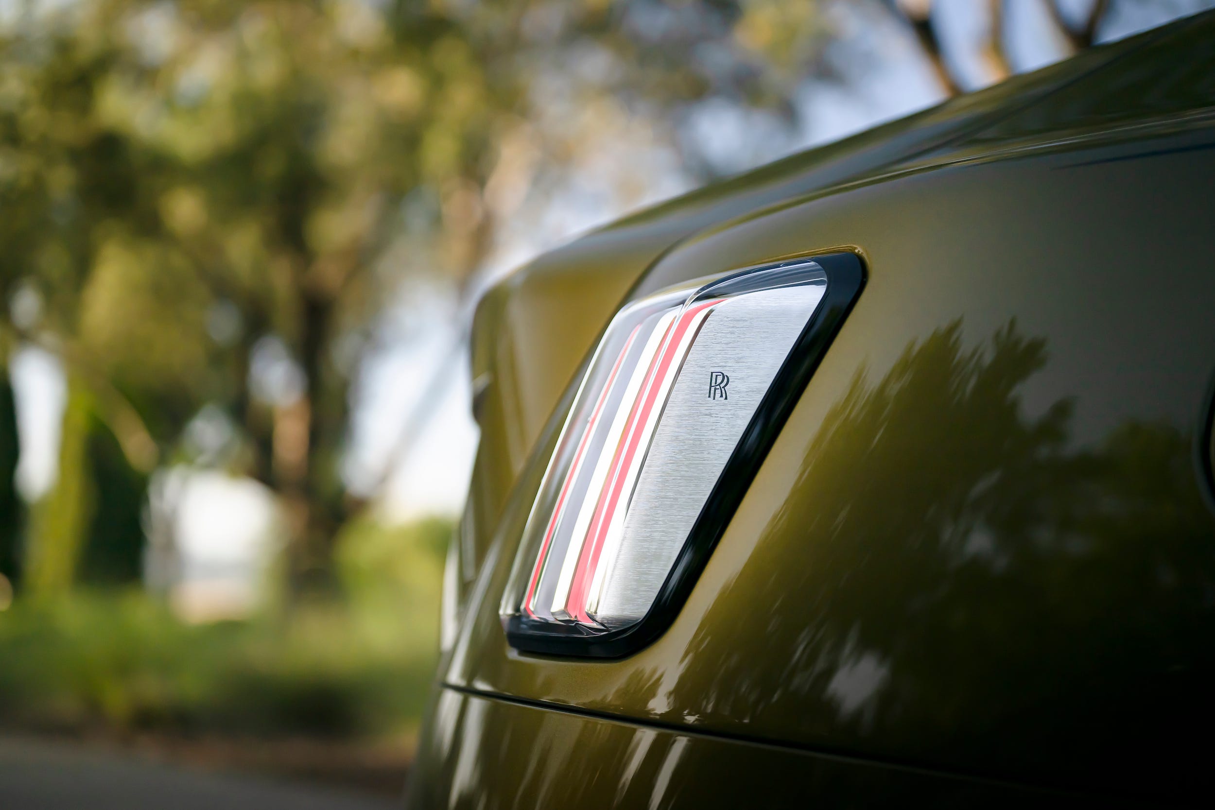 A close-up shot of the taillight of the Rolls-Royce Spectre.