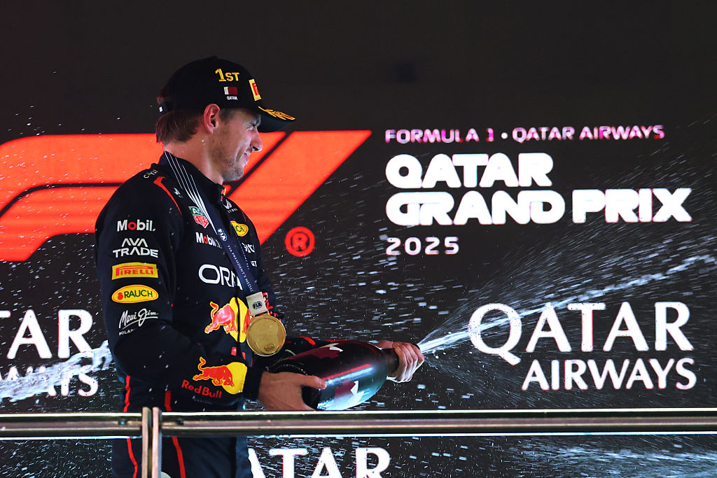 Verstappen takes title fight to final round with Qatar GP victory
